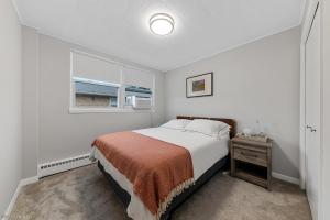 Tempat tidur dalam kamar di Northside FAMLYNEST Lincoln Sq 4BR 2BA 2P Rare find