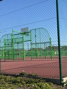 une cage de combat sur un court de tennis dans l'établissement Caravan 2 bedroom - New Camping Ideal, au Coq