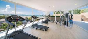 una imagen de un gimnasio en una casa en C sky paradise @ The Blu X, en Bangsaen Sai 1