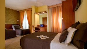 Postel nebo postele na pokoji v ubytování IN Roma Vale&Hillary colosseo b&b