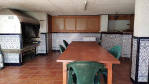 Kuchnia lub aneks kuchenny w obiekcie Casa con jardín en la playa de Almieiras