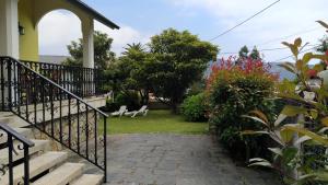 Ogród w obiekcie Casa con jardín en la playa de Almieiras