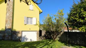 Ogród w obiekcie Casa con jardín en la playa de Almieiras