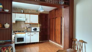Kuchnia lub aneks kuchenny w obiekcie Casa con jardín en la playa de Almieiras