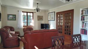 Telewizja i/lub zestaw kina domowego w obiekcie Casa con jardín en la playa de Almieiras