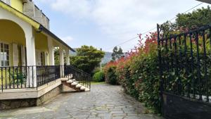 Ogród w obiekcie Casa con jardín en la playa de Almieiras