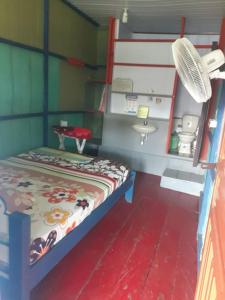 Piccola camera con letto a castello e bagno. di Hostal tachiwa a Puerto Nariño