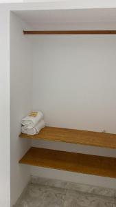 un estante en una pared con toallas. en CASA SHILCAYO Habitaciones Vacacionales en Tarapoto