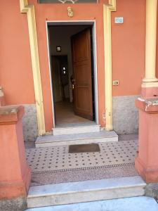 una porta per un edificio con porta e scale di Casa Caterina Setri Levante a Sestri Levante
