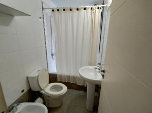 y baño con aseo y lavamanos. en Independencia 880 Nueva Córdoba 2 hab 2 baños 2 a 5pax en Córdoba