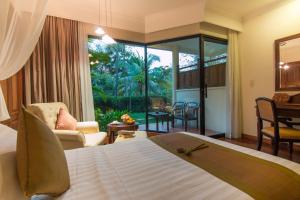 una camera da letto con un letto e un soggiorno di Palace Residence & Villa Siem Reap a Siem Reap