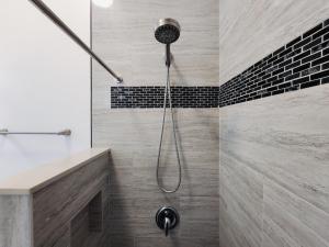 Bilik mandi di Unit 14 Maui Ohana Modern Studio