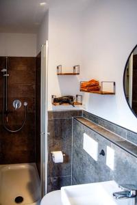 y baño con ducha, lavabo y espejo. en Ferienhaus Regenstein en Winterberg