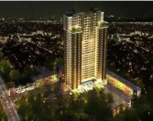 eine Aussicht über ein hohes Gebäude in der Nacht in der Unterkunft Apartemen M Square 23m2 Jl. Cibaduyut No. 142 in Bandung