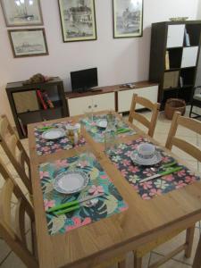 - une table à manger avec un chiffon de table dans l'établissement IL PICCOLO EDEN - Private Garden, à Livourne