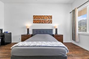 Wailuku的住宿－Unit 15 Maui Ohana Modern Studio，一间卧室设有一张大床和一个窗户。