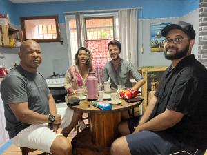 Os clientes hospedados em Toca da Mona Roots Hostel