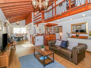 una sala de estar con un sofá y una mesa en Boathouse, en Deganwy