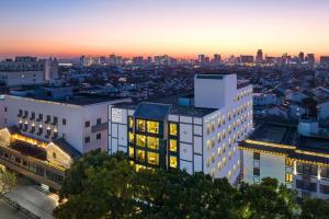 z widokiem na panoramę miasta z budynkiem w obiekcie AC Hotel by Marriott Suzhou China w mieście Suzhou