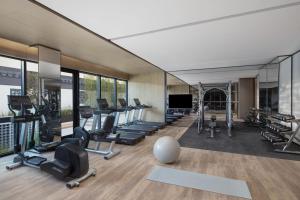 een fitnessruimte met loopbanden, crosstrainers en fitnessapparatuur bij AC Hotel by Marriott Suzhou China in Suzhou
