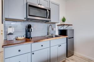 Kuchyň nebo kuchyňský kout v ubytování Unit 16 Maui Ohana Modern Studio + 4 fotografie