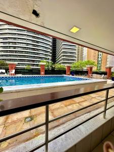 a large swimming pool in a building at Vip Meireles Beiramar Fortaleza HBM in Fortaleza