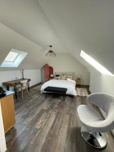 ロモランタンにあるNuits en Sologneのベッドルーム1室(ベッド1台、テーブル、椅子付)