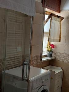 baño con lavadora y ventana en Mira Amalfi, en Agerola 64 fotos más