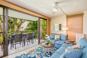 ein Wohnzimmer mit einem blauen Sofa und einem Tisch in der Unterkunft Hanalei Bay Resort BaliHi in Princeville