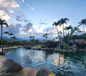 una piscina con palmeras en un complejo en Hanalei Bay Resort BaliHi, en Princeville