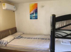 タガンガにあるAlojamiento Casa Tagangaの壁に絵が描かれた部屋の二段ベッド1台分です。