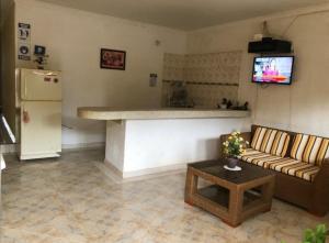 sala de estar con sofá y cocina en Alojamiento Casa Taganga en Taganga