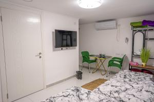 1 dormitorio con 1 cama y 1 mesa con sillas en Dove Suites, en Majdal Shams