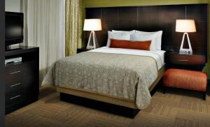 um quarto de hotel com uma cama e uma televisão em Staybridge Suites Chihuahua, an IHG Hotel em Chihuahua
