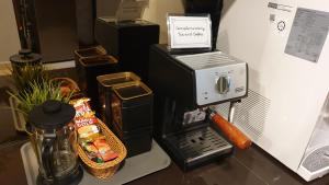 新山的住宿－Aurura PremiumStay Exclusive Home，厨房柜台配有咖啡壶和咖啡壶