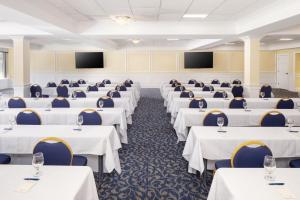 una sala conferenze con tavoli e sedie bianchi di Historic Boone Tavern a Berea