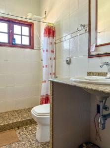 uma casa de banho com um WC e um lavatório em Incrivel casa com churrasq em Miguel Pereira RJ em Miguel Pereira