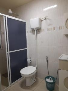 La salle de bains est pourvue de toilettes et d'une cabine de douche. dans l'établissement Casa Moita, Linda Casa, Muito Central, Hospeda até 9 ou 12 Pessoas, à Rio Grande