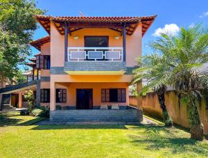 uma casa com uma varanda em cima em Incrivel casa com churrasq em Miguel Pereira RJ em Miguel Pereira