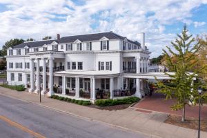 uma grande casa branca com colunas numa rua em Historic Boone Tavern em Berea