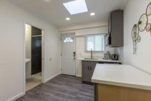 uma cozinha com um lavatório e uma bancada em @ Marbella Lane - Adorable and Quiet Studio em San Mateo