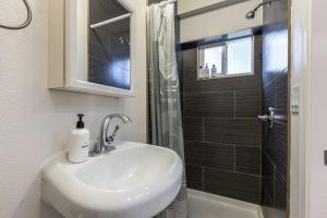 La salle de bains est pourvue d'un lavabo et d'une douche. dans l'établissement @ Marbella Lane - Adorable and Quiet Studio, à San Mateo