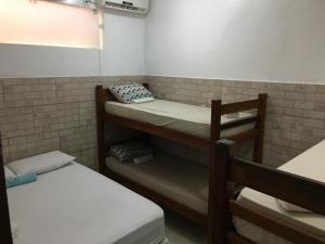 um quarto com três beliches num quarto em Casas do Matteo - 2ª Praia em Morro de São Paulo