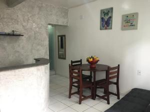 uma cozinha e sala de jantar com mesa e cadeiras em Casas do Matteo - 2ª Praia em Morro de São Paulo