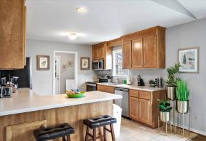 Una cocina con gabinetes de madera y encimera. en The Greenhouse in the Heart of Midlothian, en Midlothian