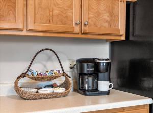 Una canasta colocada en la encimera de la cocina junto a una cafetera. en The Greenhouse in the Heart of Midlothian, en Midlothian 26 fotos más