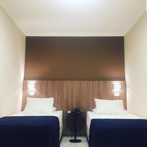 Hotel Diamante tesisinde bir odada yatak veya yataklar