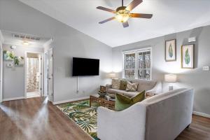 Una sala de estar con un sofá y un ventilador de techo. en The Greenhouse in the Heart of Midlothian, en Midlothian