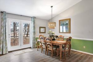 Un comedor con mesa y sillas de madera. en The Greenhouse in the Heart of Midlothian, en Midlothian