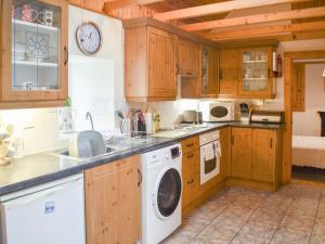 A kitchen or kitchenette at The Cottage